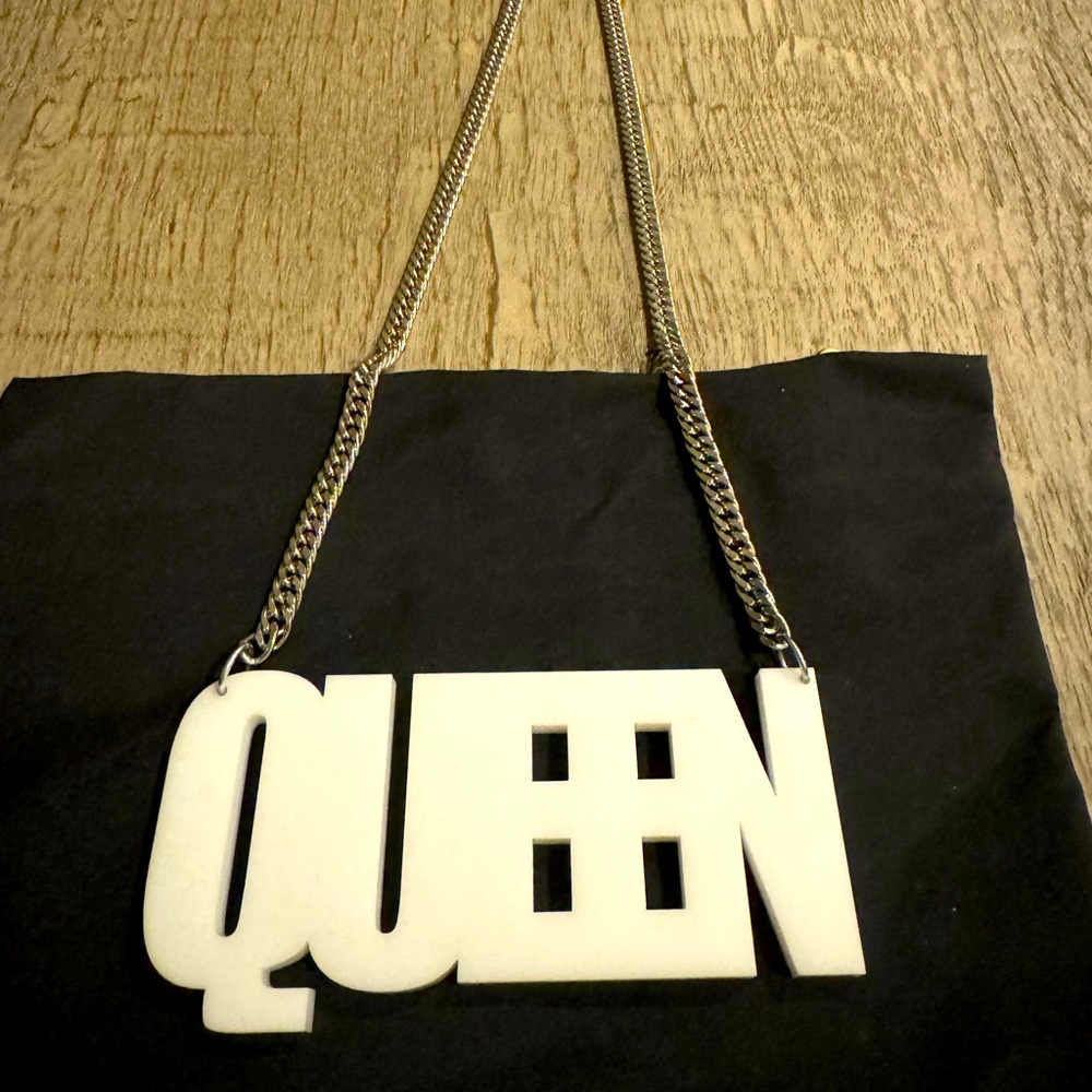 NWOT UNIQUE QUEEN NECKLACE FOR A QUEEN